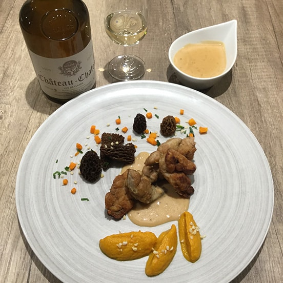 Ris de veau poêlé sauce au vin jaune et morilles, compotée de potimarron et graines de courges