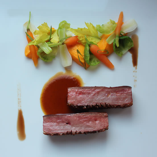 Filet de canette rôti aux 5 baies, purée de carottes-gingembre et petits légumes de saison